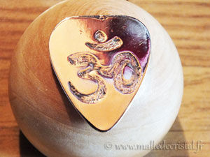 stylised om pick guitar