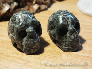 Ensemble de 2 petits crânes Jaspe paon crane sculpture minérale