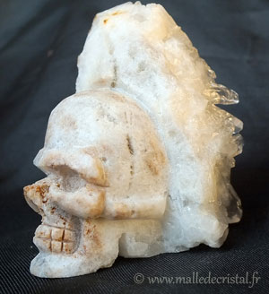 Crâne sur druse de Cristal sculpture 02